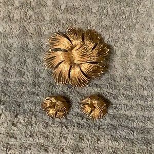 Designer Monet matching pin and pierced earrings, gold tone beautiful!